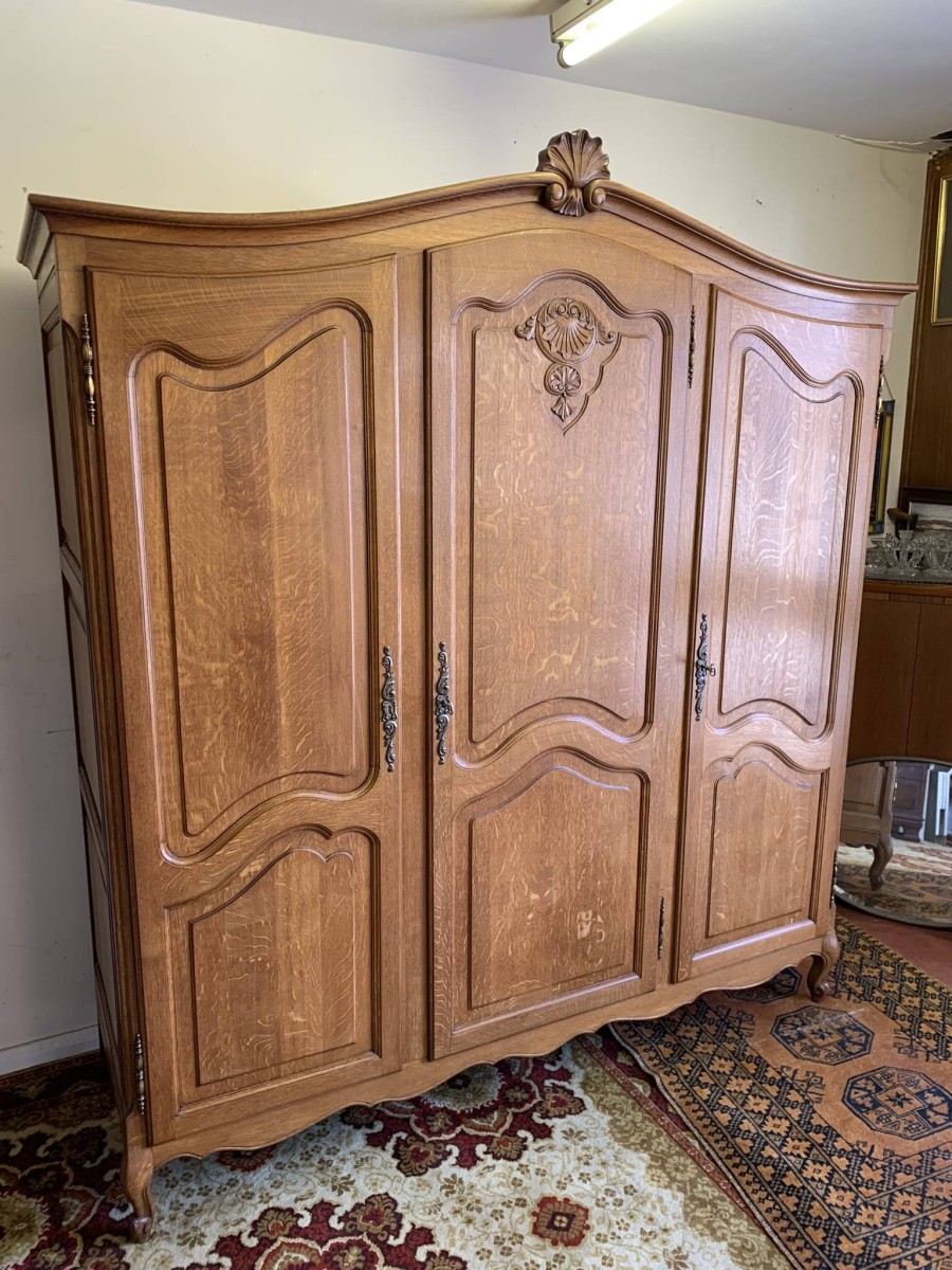 Outstanding Quality French Carved Oak Three Door Armoire/wardrobe - Image 11
