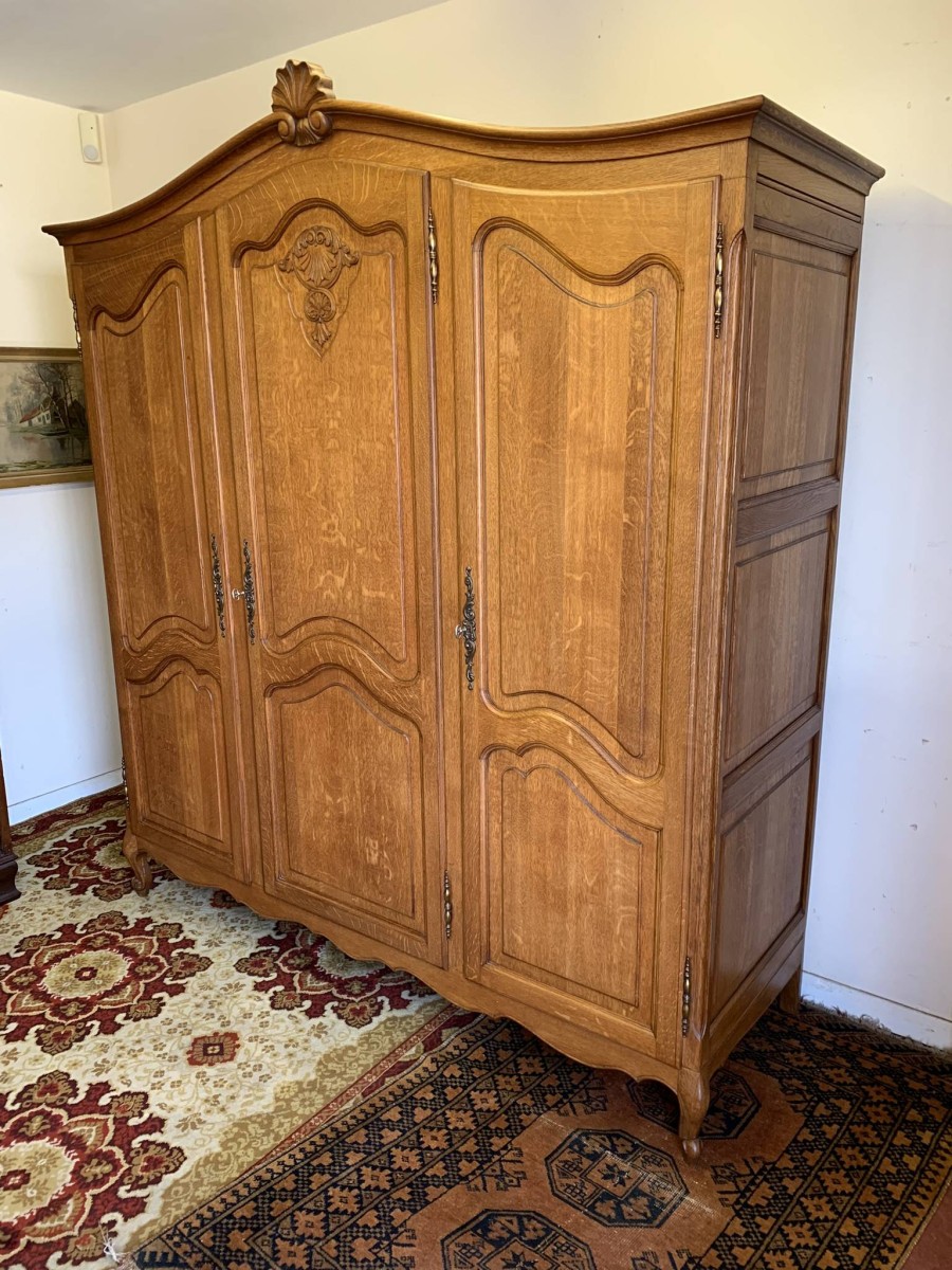 Outstanding Quality French Carved Oak Three Door Armoire/wardrobe - Image 13
