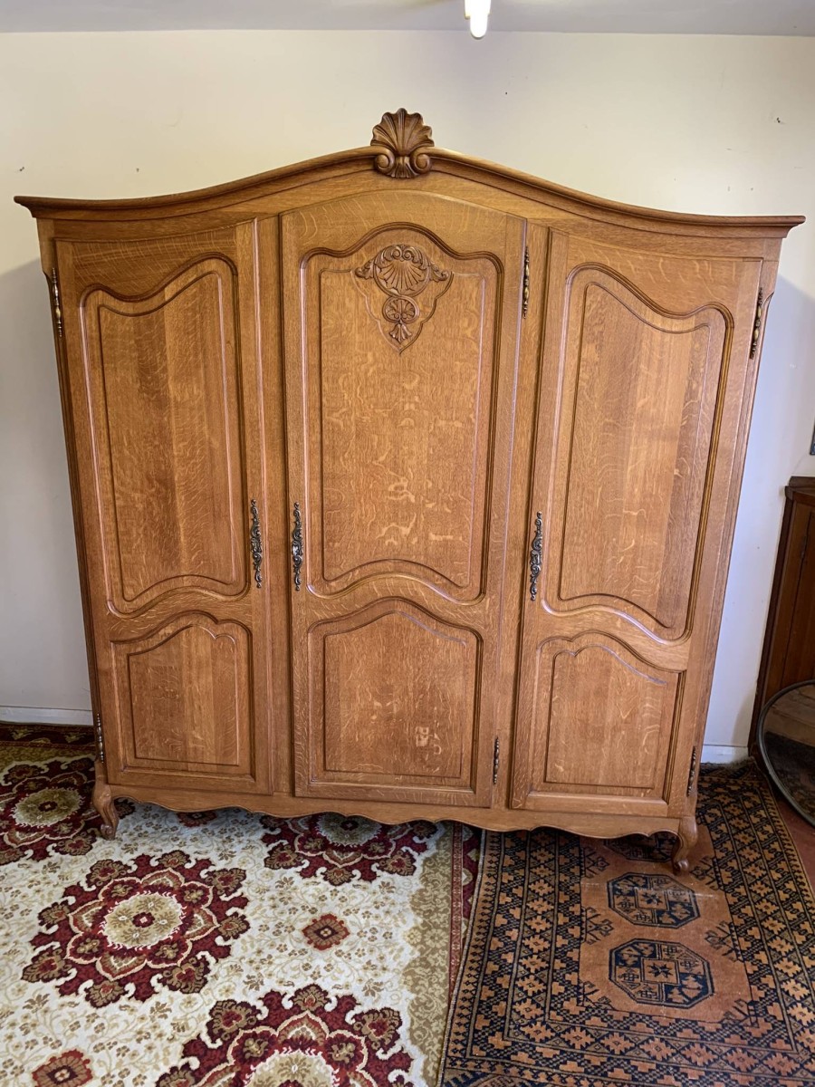 Outstanding Quality French Carved Oak Three Door Armoire/wardrobe - Image 15