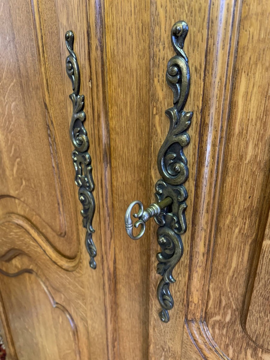 Outstanding Quality French Carved Oak Three Door Armoire/wardrobe - Image 5