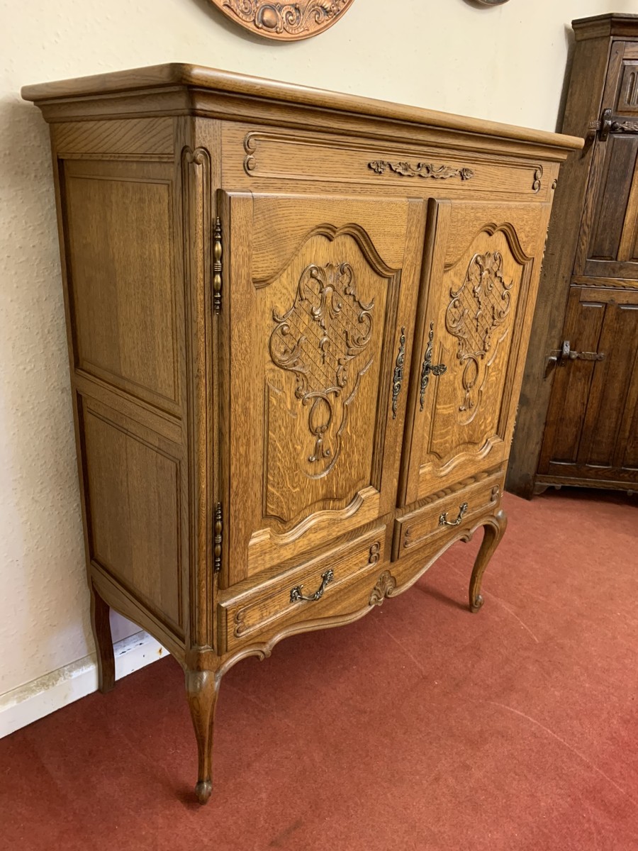 Fantstic Quality French Carved Oak Two Door Cupboard/cabinet - Image 3