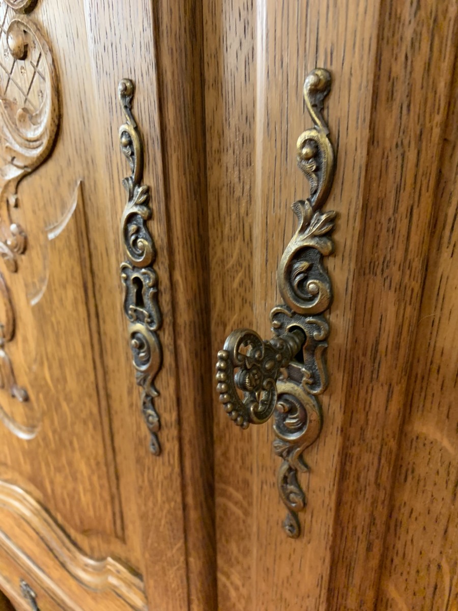 Fantstic Quality French Carved Oak Two Door Cupboard/cabinet - Image 6