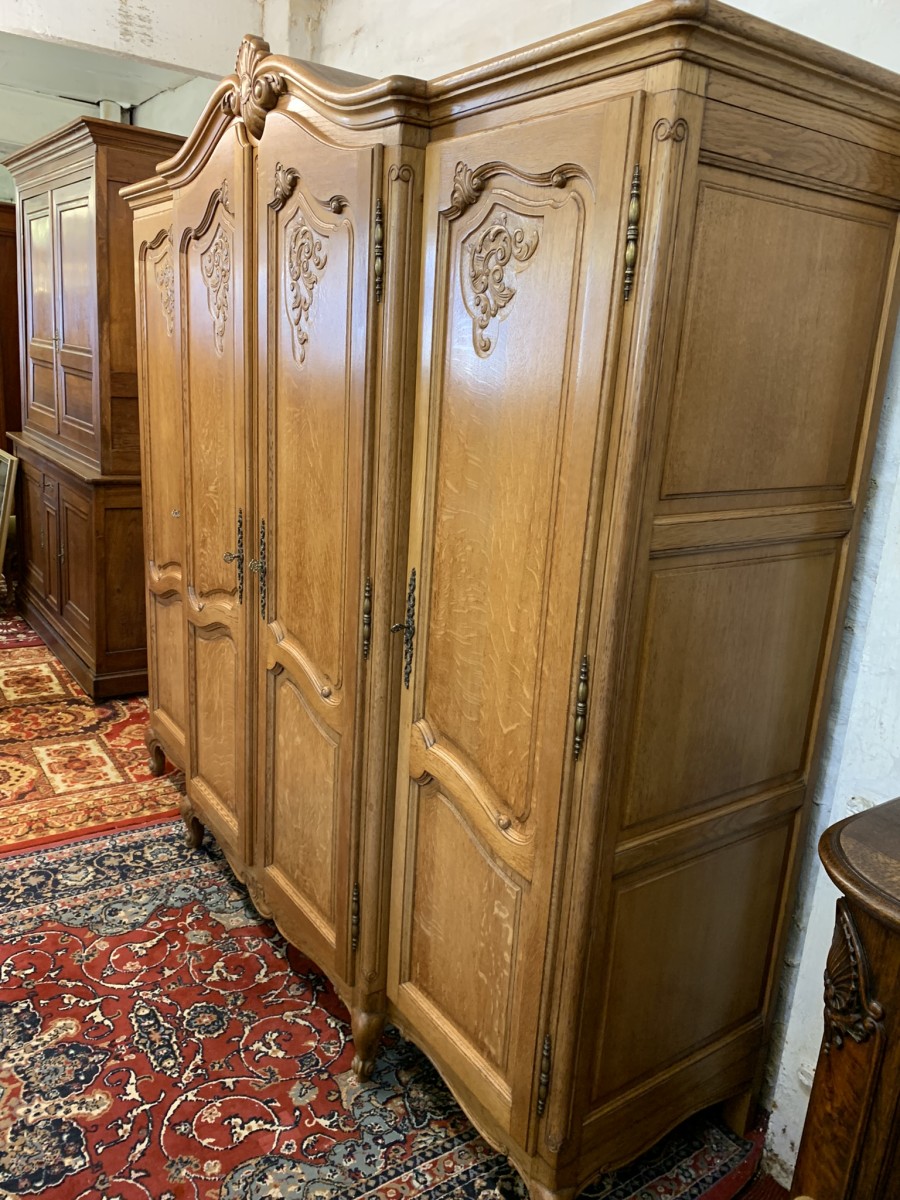 Outstanding Quality French Carved Oak Brakefront Four Door Armoire/wardrobe - Image 17