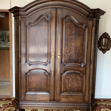 Stunning Oak Shaped Top Two Door Armoire/wardrobe/cupboard
