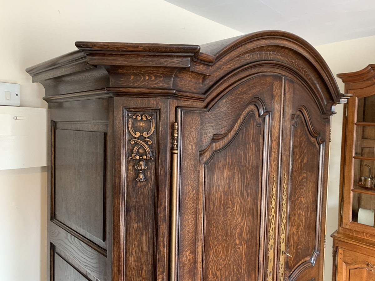 Stunning Oak Shaped Top Two Door Armoire/wardrobe/cupboard - Image 3