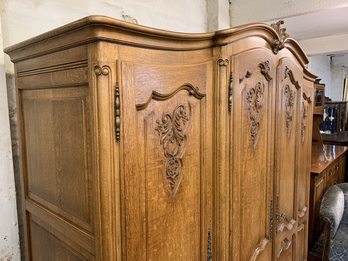 Outstanding Quality French Crved Oak Four-door Breakfront Armoire/wardrobe - Image 11
