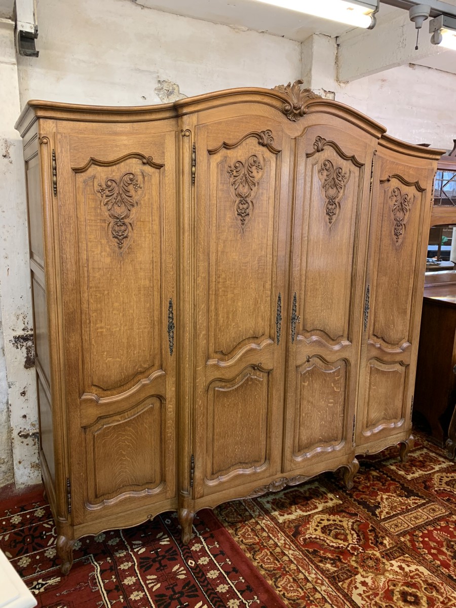 Outstanding Quality French Crved Oak Four-door Breakfront Armoire/wardrobe - Image 12