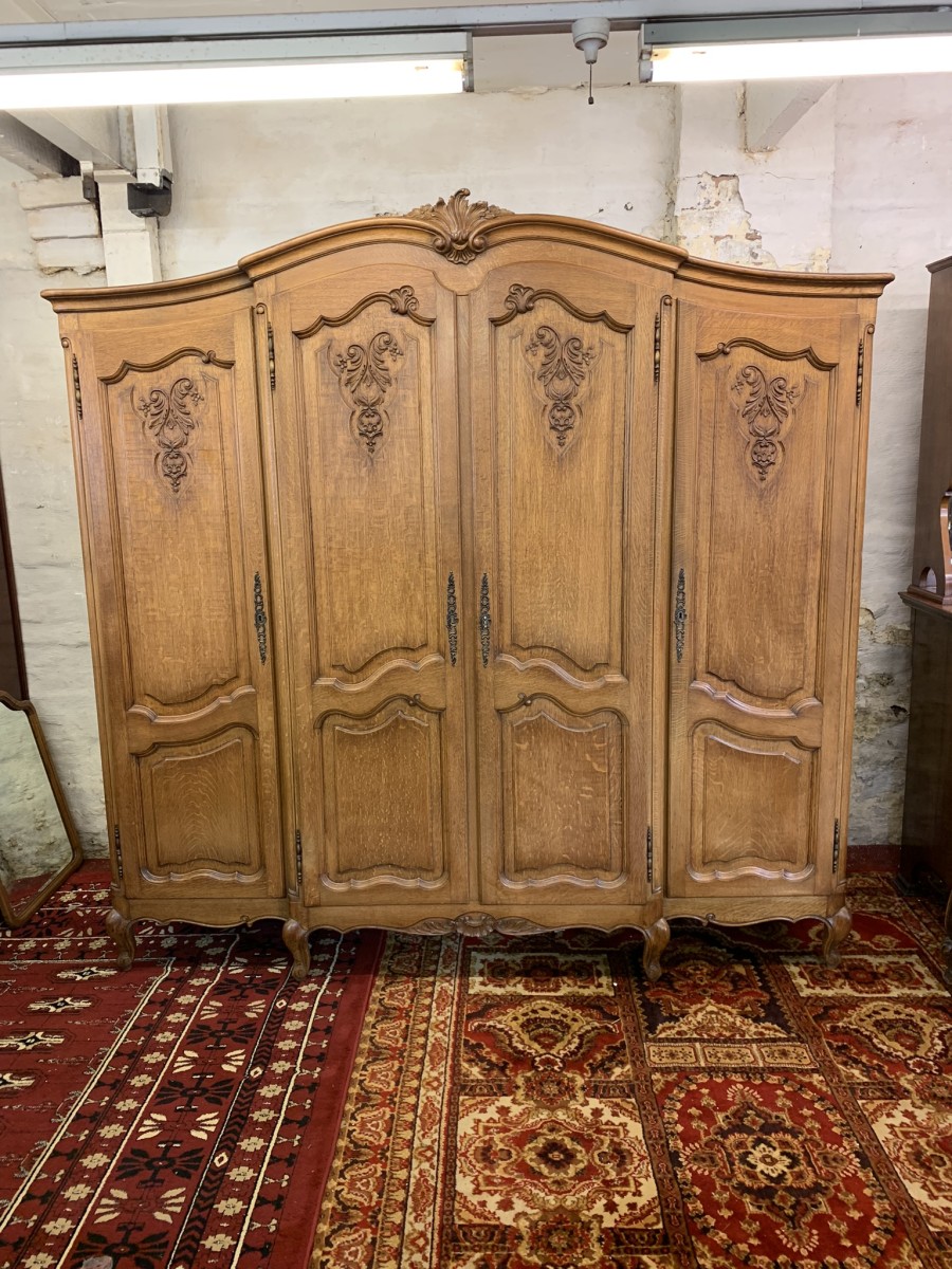 Outstanding Quality French Crved Oak Four-door Breakfront Armoire/wardrobe - Image 13