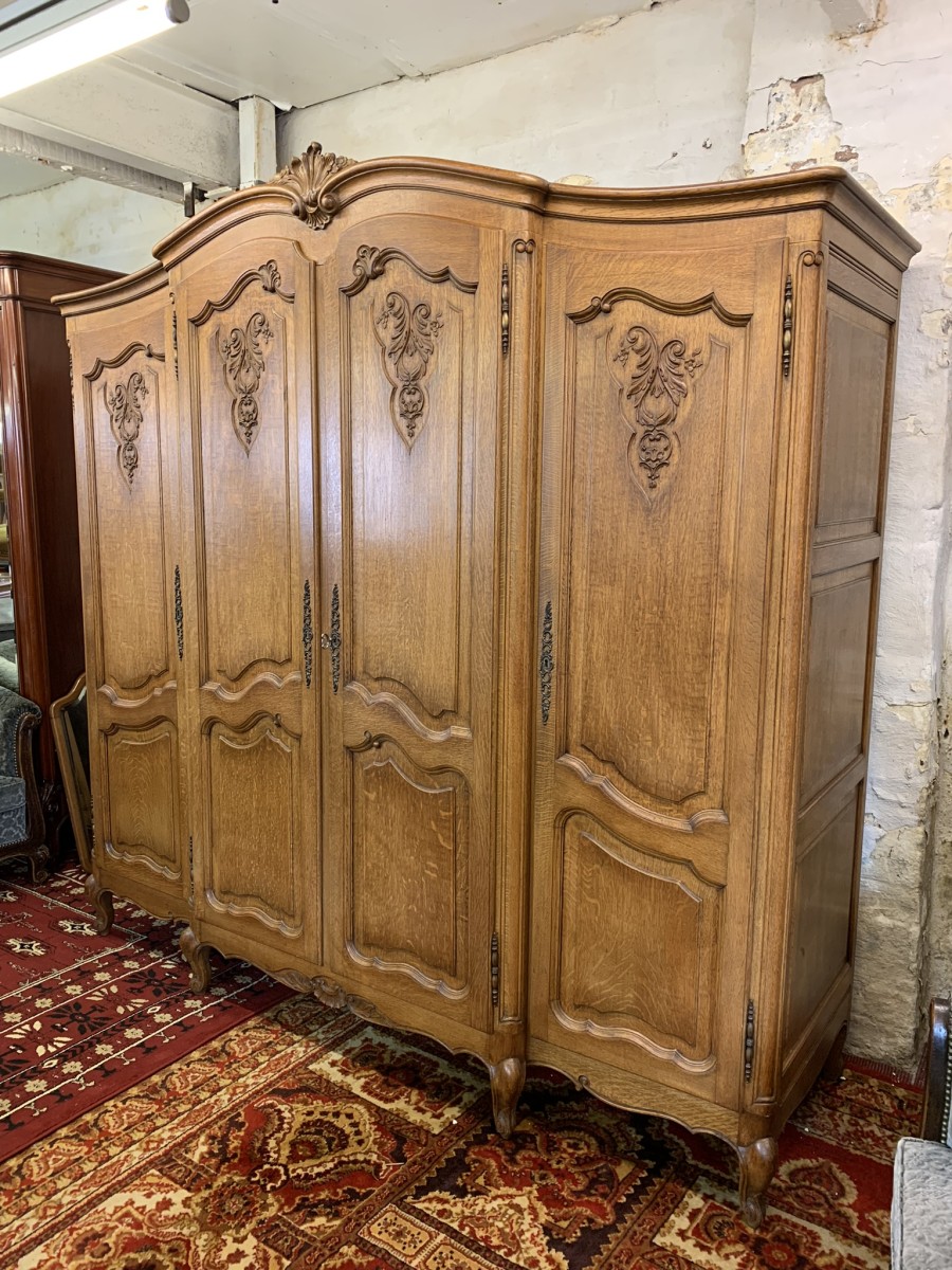 Outstanding Quality French Crved Oak Four-door Breakfront Armoire/wardrobe - Image 14