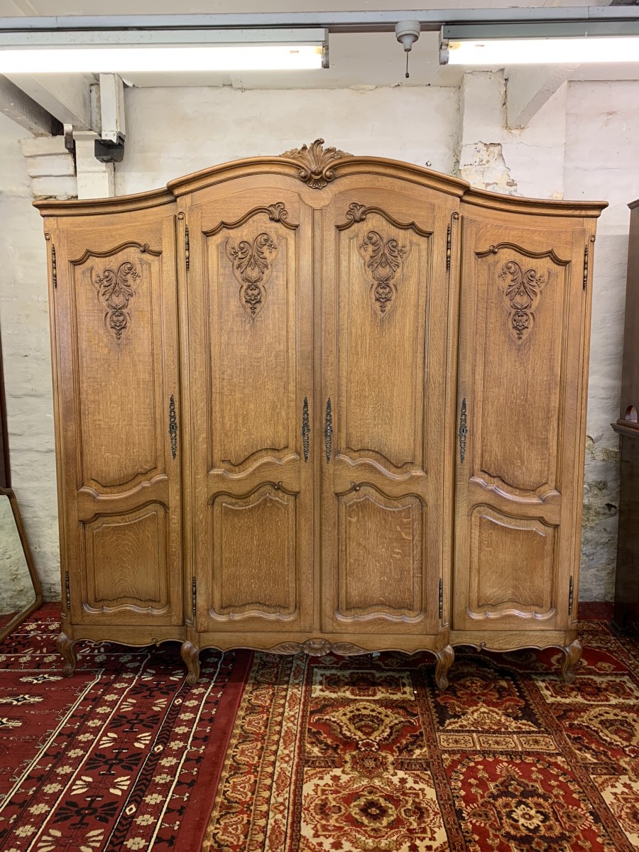 Outstanding Quality French Crved Oak Four-door Breakfront Armoire/wardrobe - Image 15