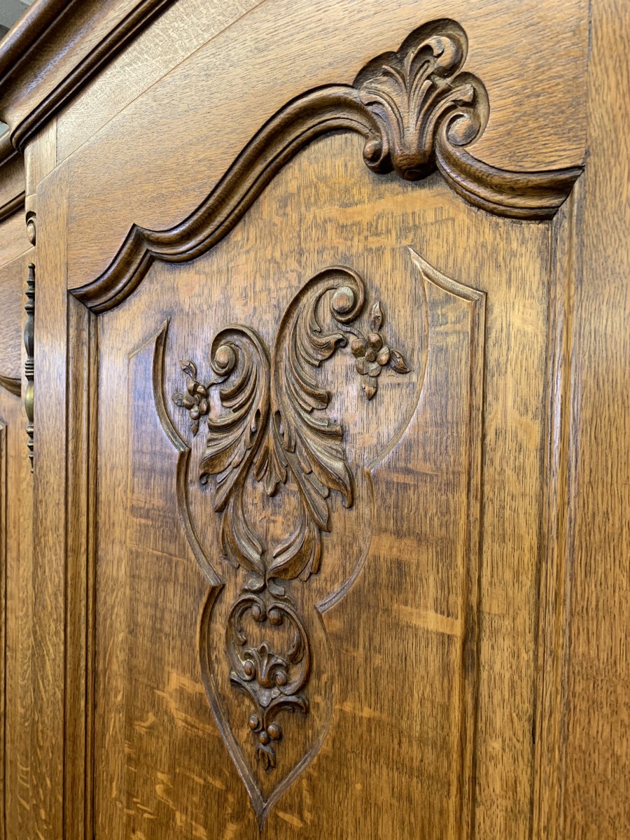 Outstanding Quality French Crved Oak Four-door Breakfront Armoire/wardrobe - Image 4