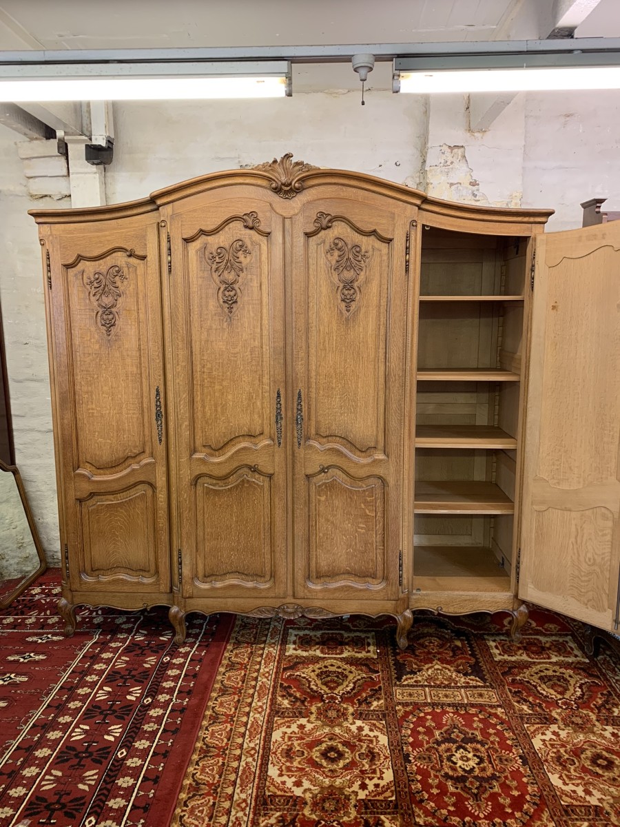 Outstanding Quality French Crved Oak Four-door Breakfront Armoire/wardrobe - Image 5