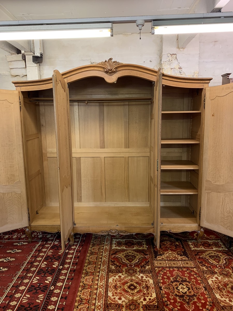 Outstanding Quality French Crved Oak Four-door Breakfront Armoire/wardrobe - Image 7