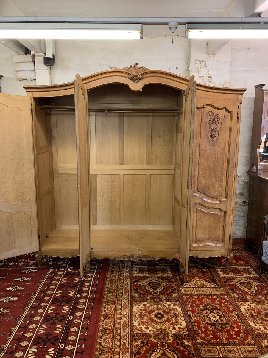 Outstanding Quality French Crved Oak Four-door Breakfront Armoire/wardrobe - Image 8