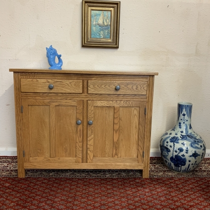 Outstanding Quality Oak Old Charm Two Door Dresser/sideboard