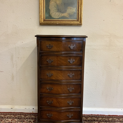 Fantastic Quality Shaped Mahogany Slim Chest Of Six Drawers