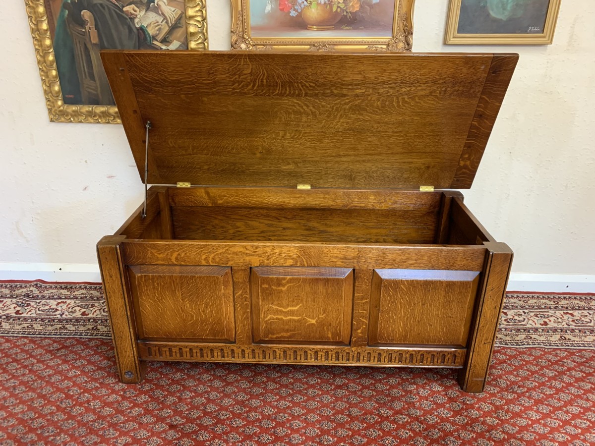 Outstanding Quality Royal Oak Carved Oak Blanket Box - Image 12