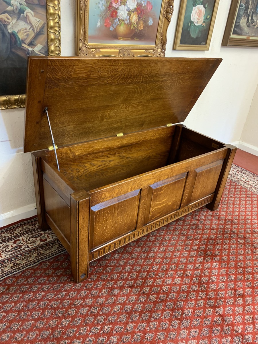 Outstanding Quality Royal Oak Carved Oak Blanket Box - Image 16