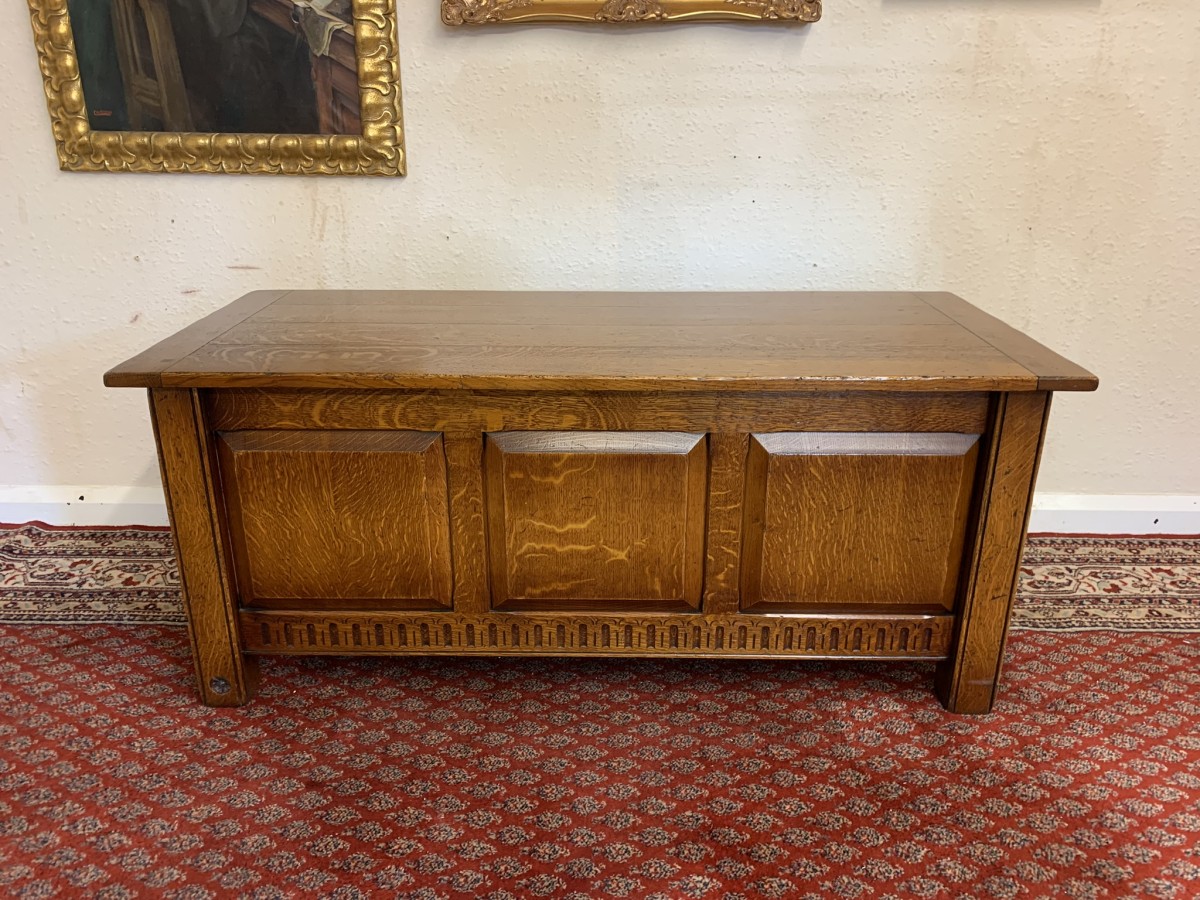 Outstanding Quality Royal Oak Carved Oak Blanket Box - Image 2