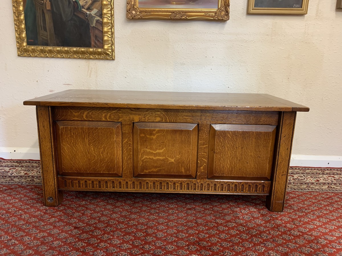 Outstanding Quality Royal Oak Carved Oak Blanket Box - Image 3