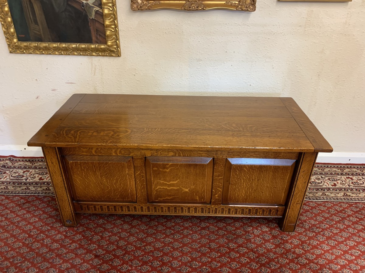 Outstanding Quality Royal Oak Carved Oak Blanket Box - Image 4