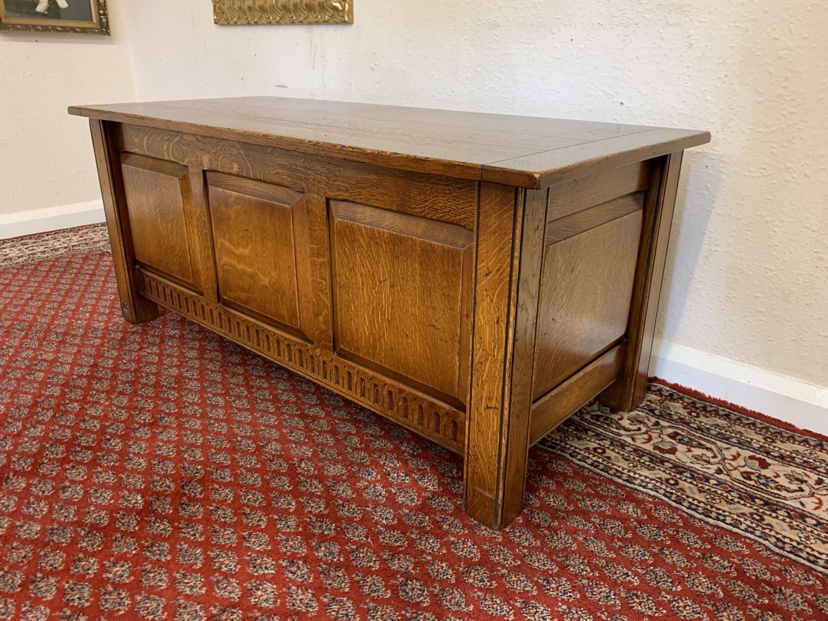 Outstanding Quality Royal Oak Carved Oak Blanket Box - Image 5