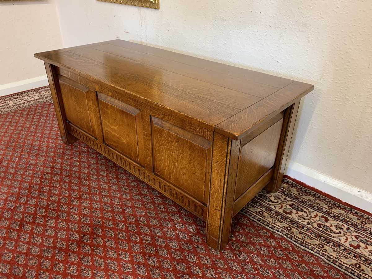 Outstanding Quality Royal Oak Carved Oak Blanket Box - Image 6