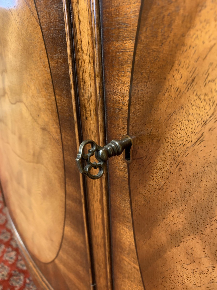 Outstanding Quality Bevan Funnel Serpentine Shaped Sideboard/dresser - Image 15