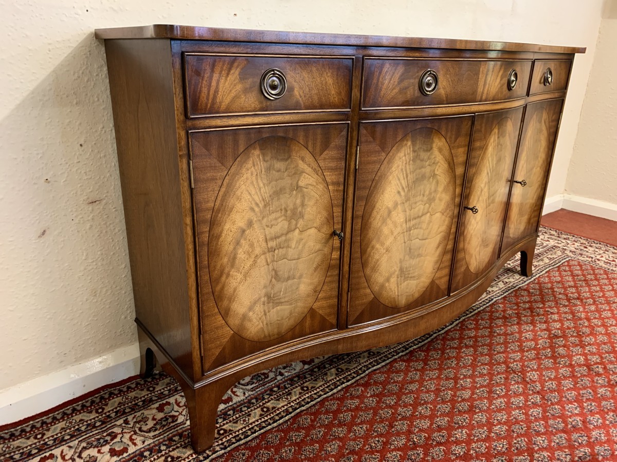 Outstanding Quality Bevan Funnel Serpentine Shaped Sideboard/dresser - Image 3