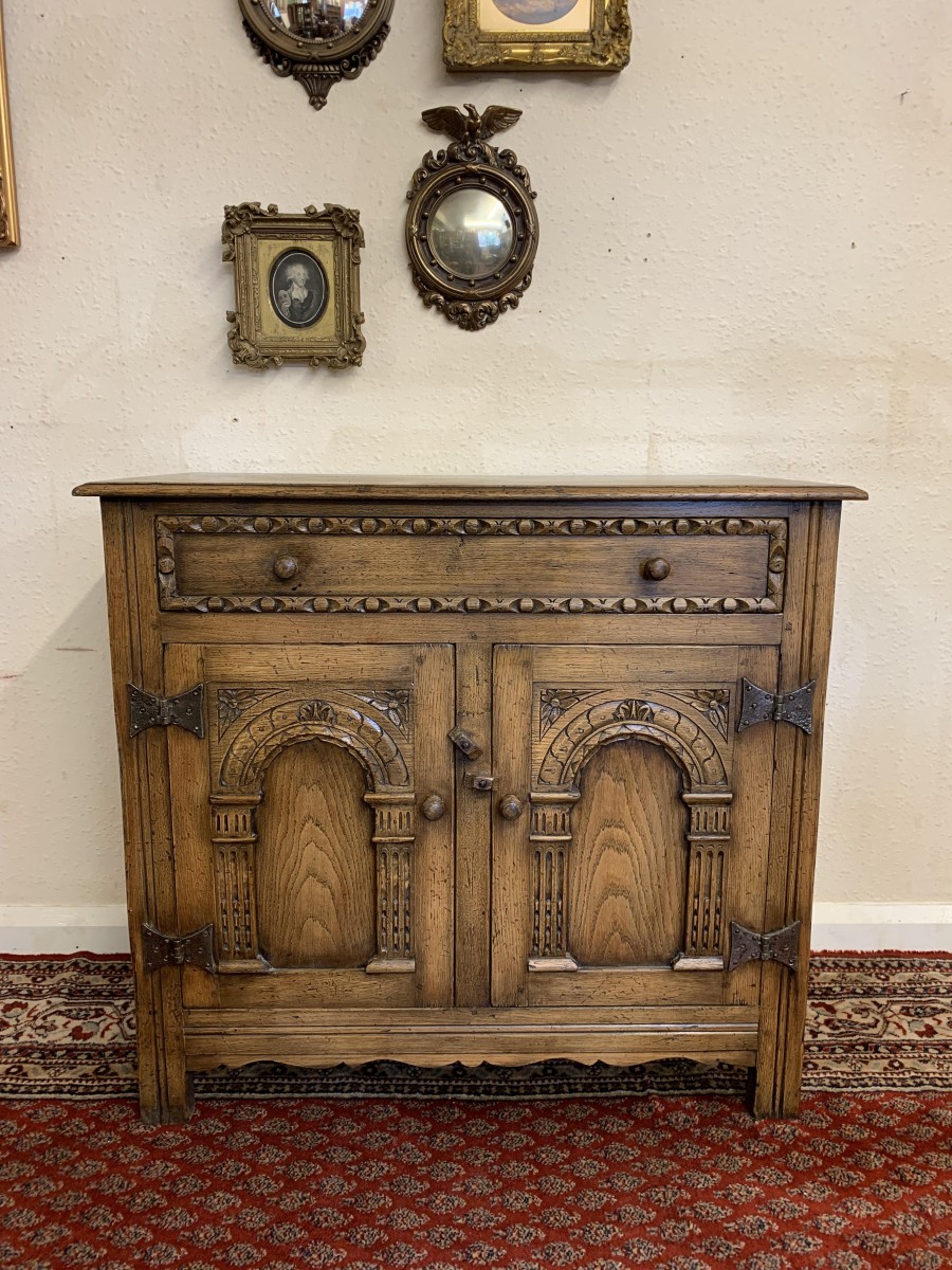 Outstanding Quality Antique Carved Oak Two Door Sideboard/dresser