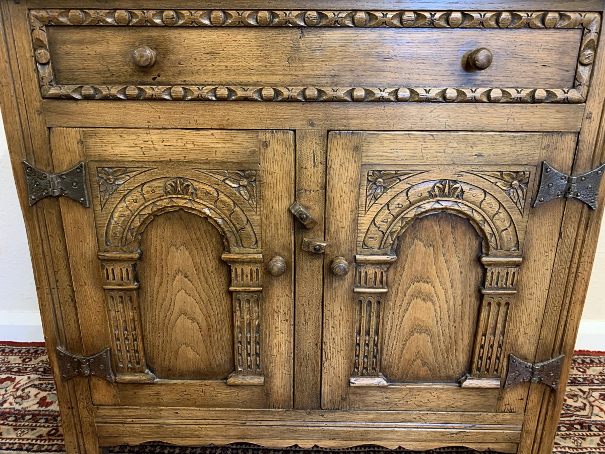 Outstanding Quality Antique Carved Oak Two Door Sideboard/dresser - Image 3
