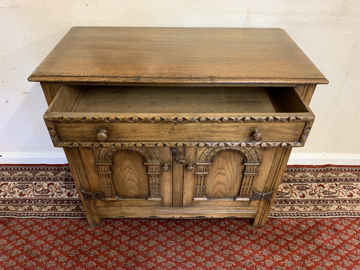Outstanding Quality Antique Carved Oak Two Door Sideboard/dresser - Image 4