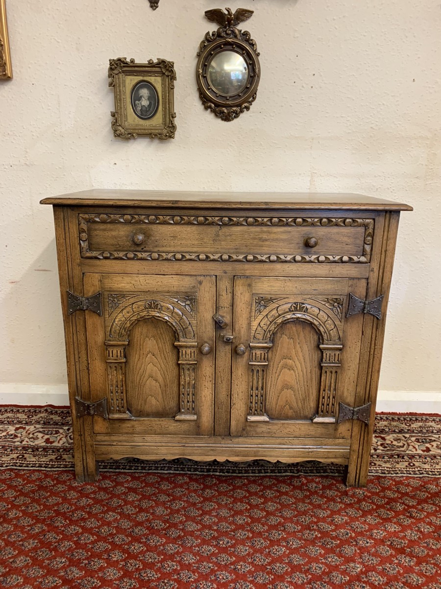 Outstanding Quality Antique Carved Oak Two Door Sideboard/dresser - Image 8