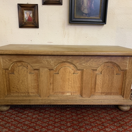 Outstanding Quality Pale Oak Shaped Panelled Blanket Box/storage Chest
