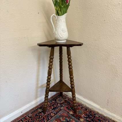 Fantastic Quality Oak Three Bobbin Leg Corner Stand