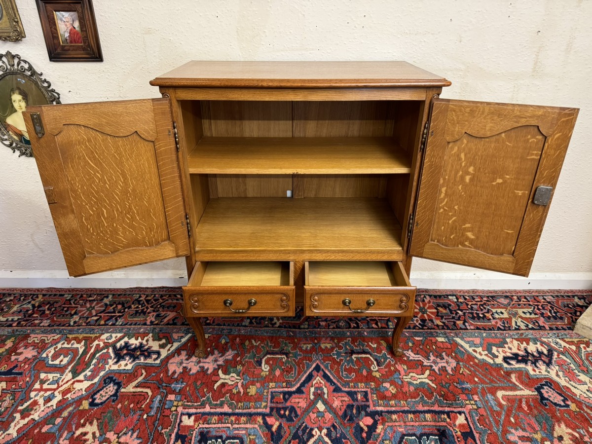 Fantastic Quality French Carved Oak Two-door Cupboard/cabinet - Image 3