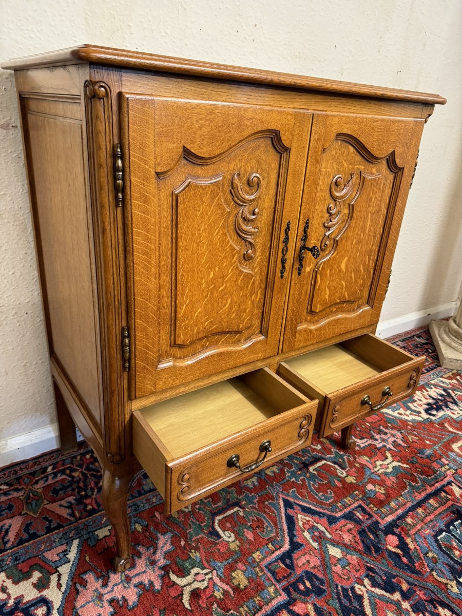 Fantastic Quality French Carved Oak Two-door Cupboard/cabinet - Image 4
