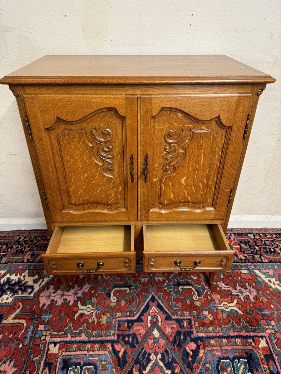 Fantastic Quality French Carved Oak Two-door Cupboard/cabinet - Image 6