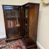 FABULOUS QUALITY 1930'S OAK CORNER BOOKCASE - Image 3