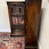 FABULOUS QUALITY 1930'S OAK CORNER BOOKCASE - Image 8
