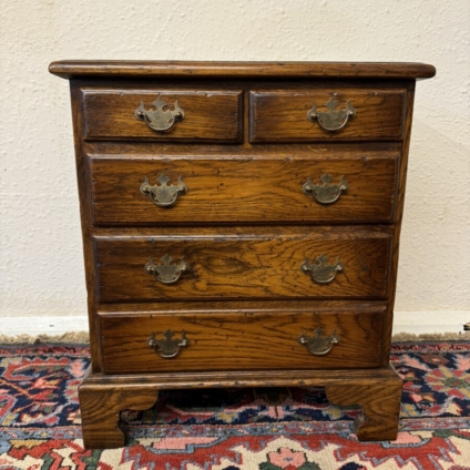 FANTASTIC QUALITY OAK NEAT SIZED CHEST OF FIVE DRAWERS