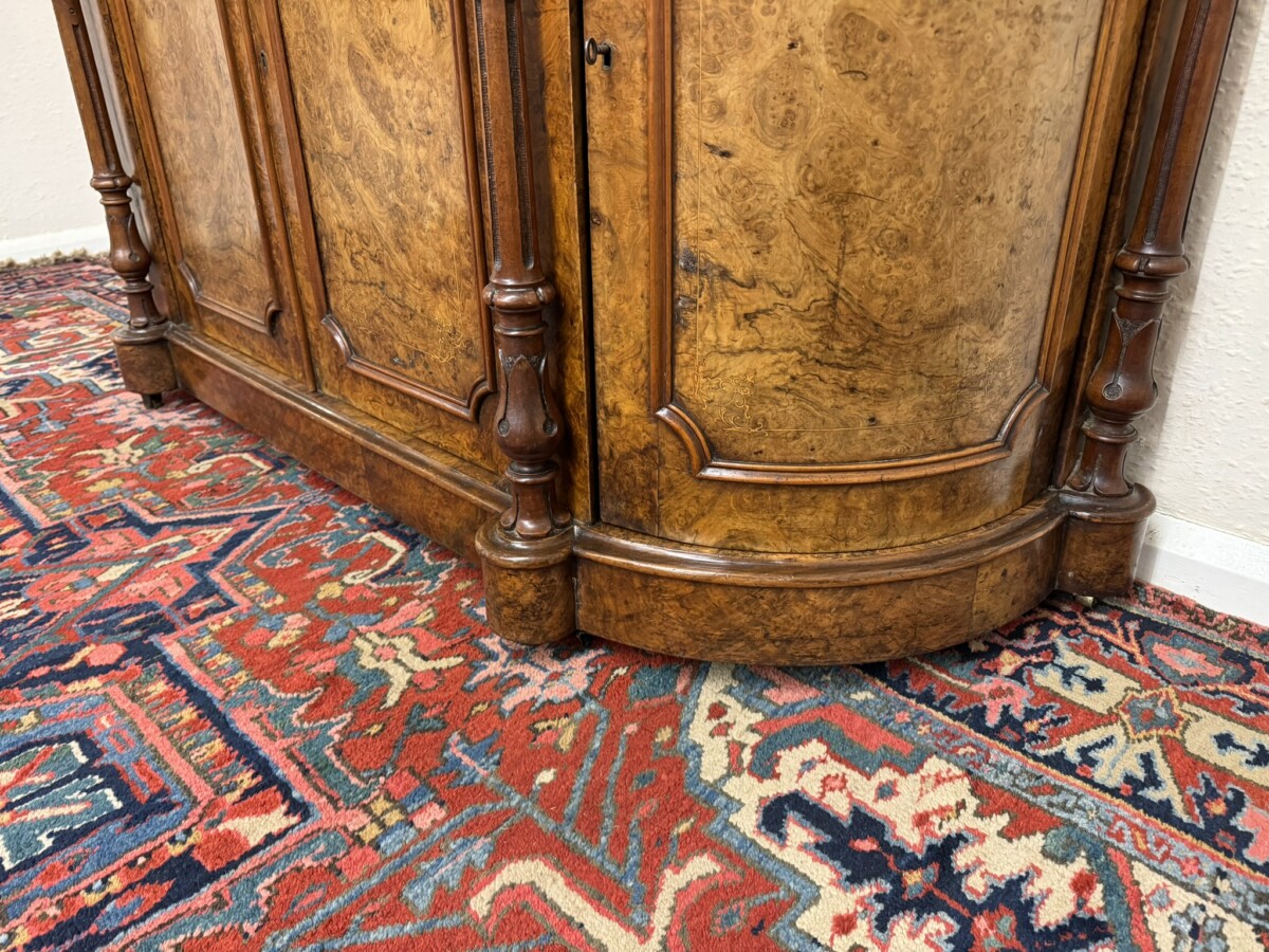 VICTORIAN INLAID BURR WALNUT MARBLE TOP CRDENZA/SIDEBOARD CIRCA 1880 - Image 12