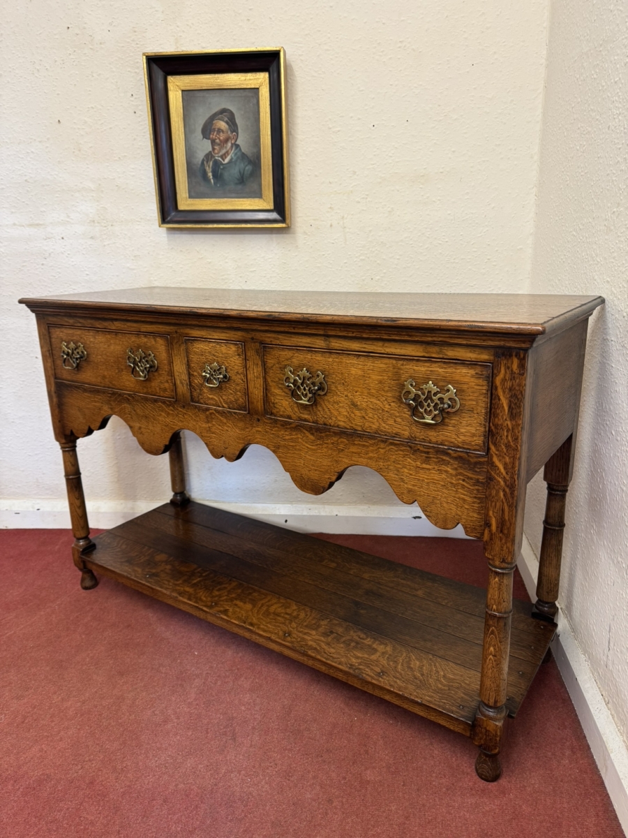 OUTSTANDING QUALITY OAK DRESSER/SIDEBAORD - Image 2