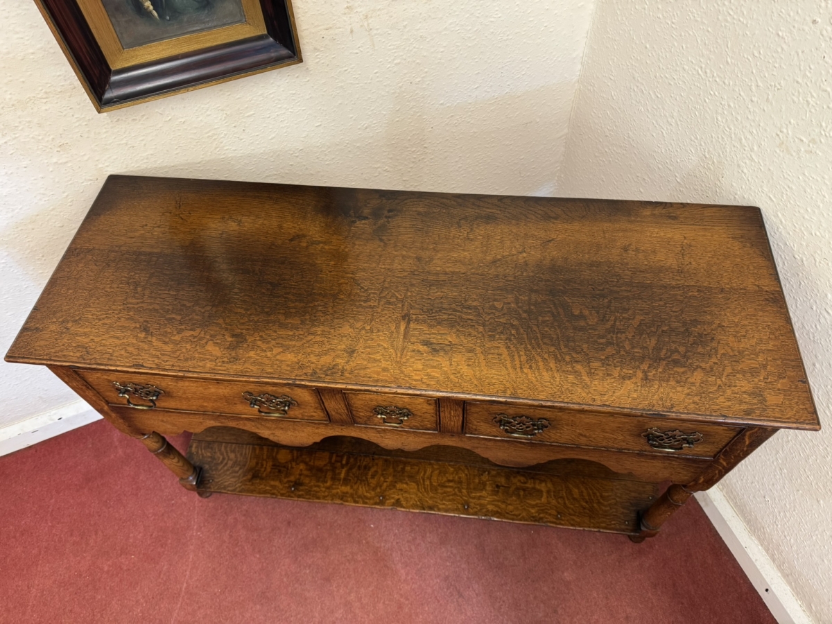 OUTSTANDING QUALITY OAK DRESSER/SIDEBAORD - Image 3