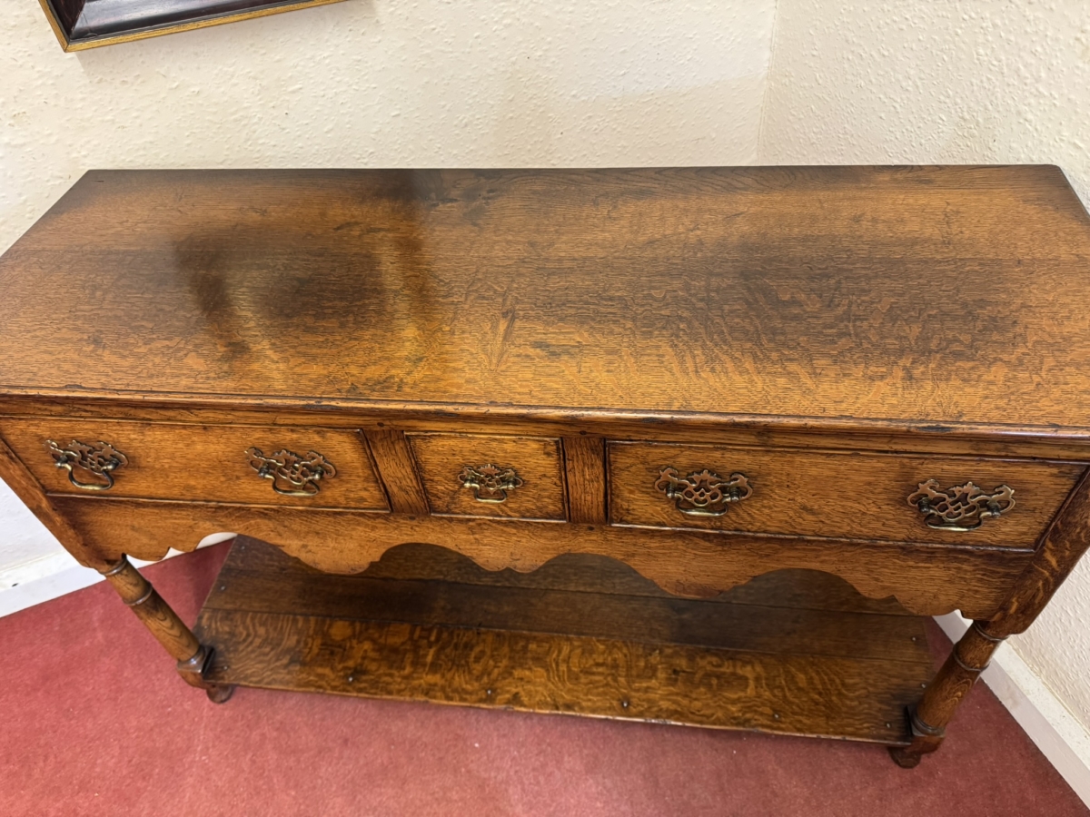 OUTSTANDING QUALITY OAK DRESSER/SIDEBAORD - Image 4