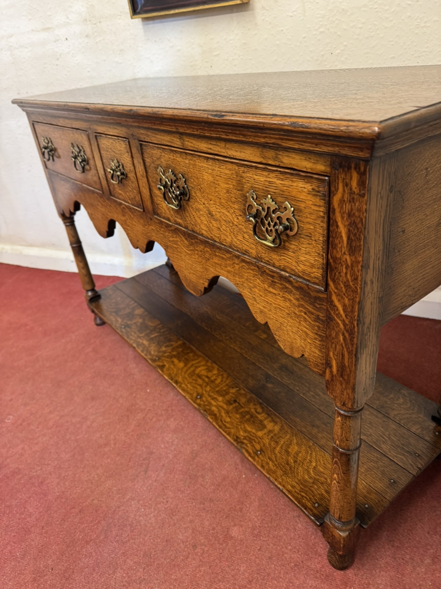 OUTSTANDING QUALITY OAK DRESSER/SIDEBAORD - Image 5