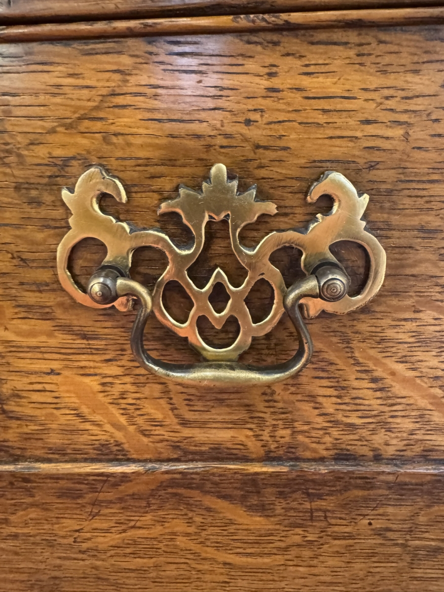 OUTSTANDING QUALITY OAK DRESSER/SIDEBAORD - Image 6