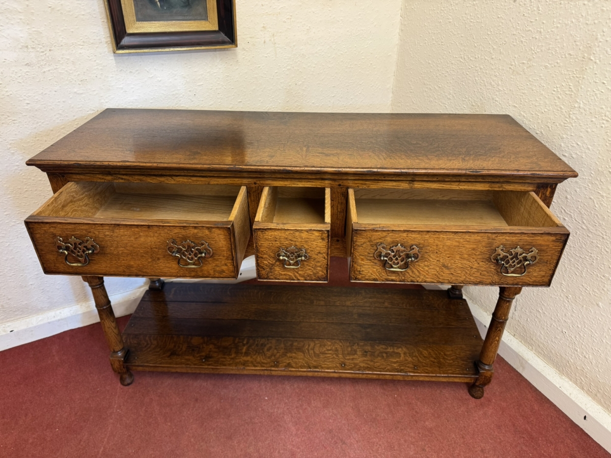 OUTSTANDING QUALITY OAK DRESSER/SIDEBAORD - Image 7