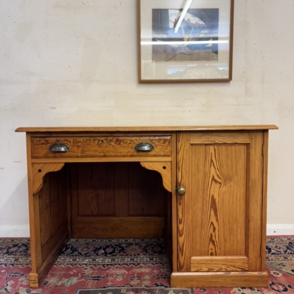 FABULOUS QUALITY ANTIQUE PITCH PINE DESK CIRCA 1910