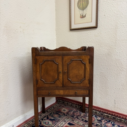 OUTSTANDING QUALITY MAHOGANY GEORGIAN STYLE TWO DOOR ACCENT TABLE/CABINET